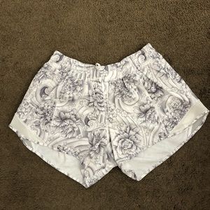 lululemon hotty toddy shorts